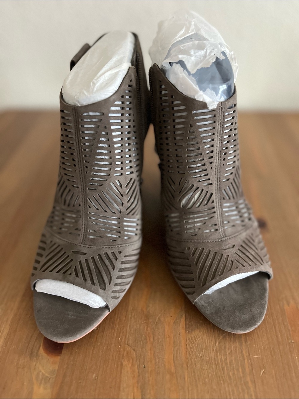 Vince Camuto NEW Suede Taupe Laser-Cut Peep-Toe Heels 8.5 M